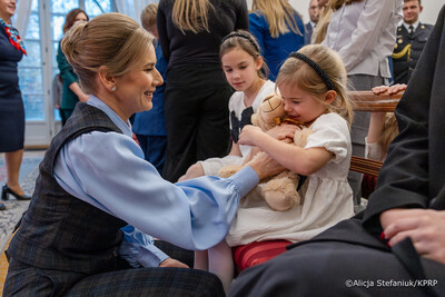 Dyplomy stypendialne dla podopiecznych Fundacji Dorastaj z Nami